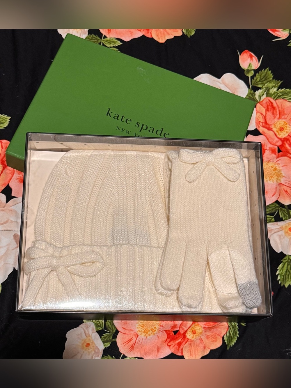Kate Spade New York Cream Bow Beanie & Tech Gloves Gift Set w/ Box